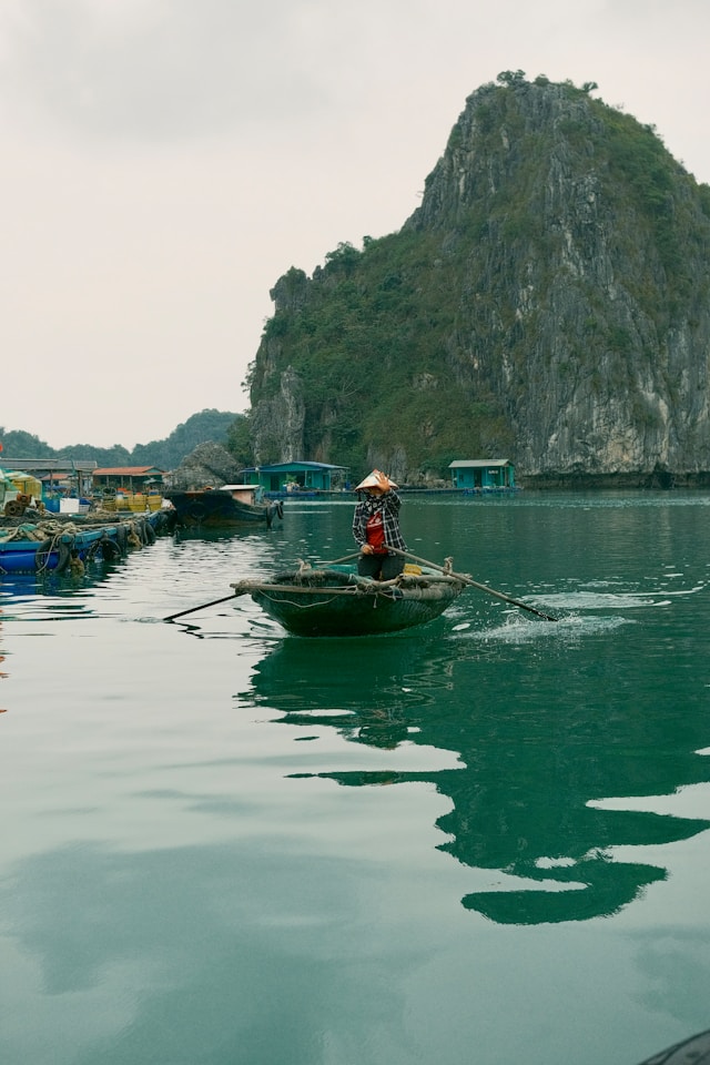 Halong Bay Junk Boat Tours: Complete Travel Guide for an Unforgettable Cruise Experience 1 Halong Bay Junk Boat Tours: Best Cruises, Travel Tips & Attractions